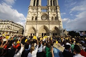 Images Dated 13th September 2007: Crowds cheering Pope Benedict XVI outside Notre Dame cathedral, Paris, France, Europe