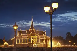 Crowds mourning the late King Sihanouk outside Chan Chaya Pavilion of Royal Palace at dusk, Phnom Penh, Cambodia, Indochina, Southeast Asia, Asia