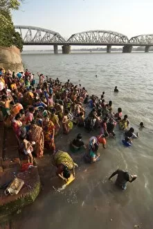 Crowds of people in front of Kali Temple bathing in the Hooghly River, Kolkata