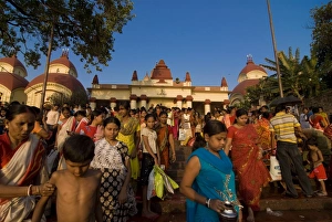 Kolkata Prints: Crowds of people in front of Kali Temple, Kolkata, West Bengal, India, Asia