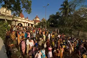 Images Dated 13th April 2009: Crowds of people in front of Kali Temple, Kolkata, West Bengal, India, Asia