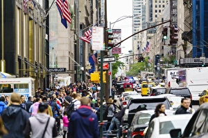 Background Focus Prints: Crowds of shoppers on 5th Avenue, Manhattan, New York City, United States of America