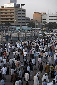 Images Dated 25th January 2000: Crowds in Souq al-Arabi