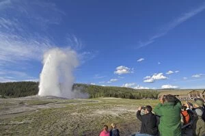 Images Dated 9th June 2007: Crowds of spectators watching Old Faithful geyser erupting, Upper Geyser Basin
