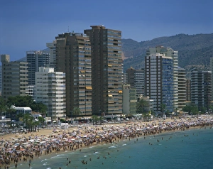 Valencia Prints: Crowds of tourists on the beach