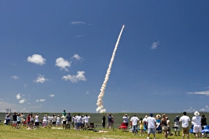 Images Dated 4th July 2006: Crowds watch launch of Space Shuttle Discovery, July 4th 2006, from NASA Causeway, Cape Canaveral