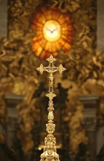 Images Dated 5th April 2007: Crucifix in St. Peters Basilica, Vatican, Rome, Lazio, Italy, Europe
