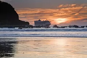 Images Dated 29th November 2009: Cruise ship at sunset in San Juan Del Sur, Department of Rivas, Nicaragua