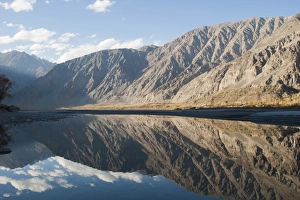 Images Dated 2nd November 2008: The crystal clear Shyok River creates a mirror image in the Khapalu valley near Skardu