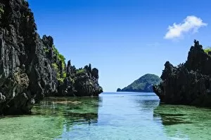 Images Dated 26th April 2011: Crystal clear water in the Bacuit archipelago, Palawan, Philippines, Southeast Asia, Asia
