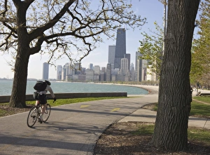 Images Dated 13th May 2008: Cyclist by Lake Michigan shore, Gold Coast district, Chicago, Illinois