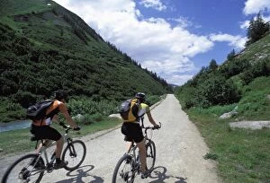 Images Dated 6th January 2010: Cyclists, Val Veny near Courmayeur, Valle d Aosta, Italy, Europe