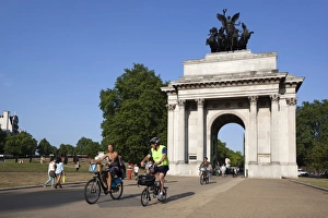 Bicycles Prints: Cyclists under the Wellington Arch