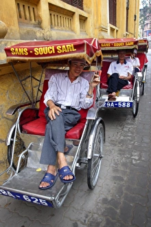 Ha Noi Prints: Cyclo drivers await a fare