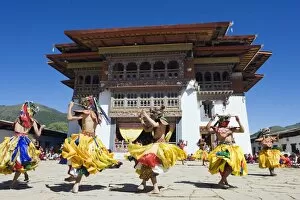 Images Dated 1st October 2009: Dancers in costume at Tsechu (festival), Gangtey Gompa (Monastery), Phobjikha Valley