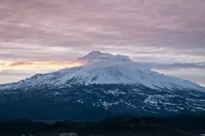 Images Dated 1st April 2010: Dawn at Mount Shasta, California, United States of America, North America