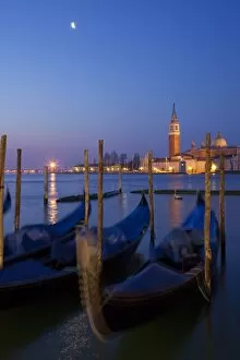 Images Dated 8th April 2010: Daybreak view of gondolas from Piazzetta San Marco to Isole of San Giorgio Maggiore