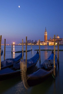 Images Dated 8th April 2010: Daybreak view of gondolas from Piazzetta San Marco to Isole of San Giorgio Maggiore