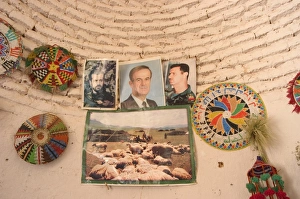 Images Dated 13th January 2000: Decoration inside beehive house built of brick and mud