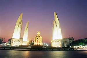 Illuminating Prints: Democracy Monument at night