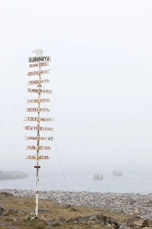 Arrow Prints: Destination board, Spitzbergen, Bareninsel, Svalbard, Norway, Arctic, Scandinavia, Europe