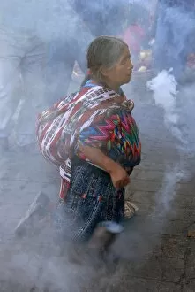Images Dated 25th November 2007: Devotee in St. Thomas church, Chichicastenango, Guatemala, Central America