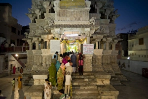 Images Dated 18th October 2009: Devotees queueing to do puja at Kankera festival, where donations of foods are made for the poor