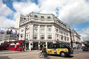 Cabs Prints: Diagonal pedestrian crossing at Oxford Circus, London, England, United Kingdom, Europe