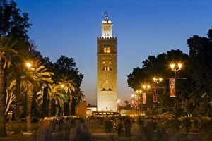 Djemaa el Fna and the 12th century Koutoubia Mosque, Marrakech, Morocco, North Africa, Africa