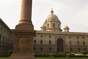 Travel De Prints: One of the four dominion columns stands in front of the North Block Secretariat Building in New Delhi