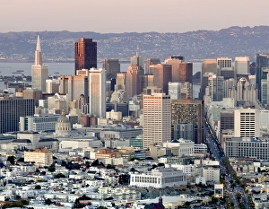 Images Dated 1st October 2009: Downtown San Francisco with the Transamerica Pyramid and Market Street as viewed from Twin Peaks