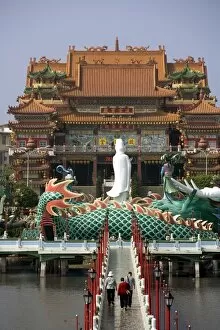 Images Dated 24th November 2010: Dragon statue and Chi-Ming Tang pagoda, Lotus pond, Kaohsiung, Taiwan, Asia