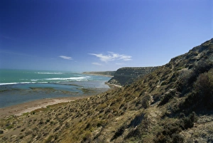 Images Dated 27th November 2007: Dramatic desert coastline of the Valdez Peninsula, Argentina, South America