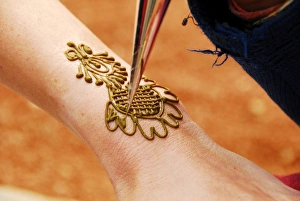 Delhi Prints: Drawing henna on hand, New Delhi, India, Asia