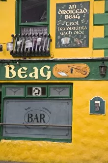Images Dated 5th August 2006: An Droicead Beag pub, Dingle Town, Dingle Peninsula, County Kerry, Munster