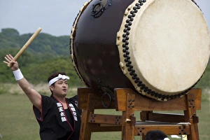 Images Dated 4th May 2009: Drummer performing on a Japanese taiko drum at a festival in Kanagawa, Japan, Asia