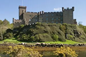 Images Dated 12th May 2009: Dunvegan castle, Skye, Inner Hebrides, Scotland, United Kingdom, Europe
