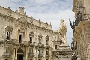Images Dated 9th June 2007: Duomo Square and the baroque facade of the Town Hall Palace, Syracuse, Sicily
