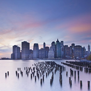 Wooden Post Gallery: Dusk view of the skyscrapers of Manhattan from the Brooklyn Heights neighborhood