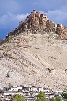Images Dated 6th August 2010: The dzong (fortress) of Gyantse, Tibet, China, Asia