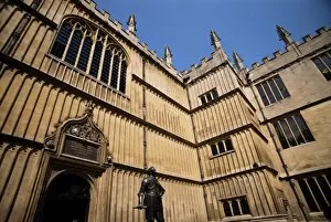 Libraries Collection: Earl of Pembroke statue, Bodleian Library, Oxford, Oxfordshire, England