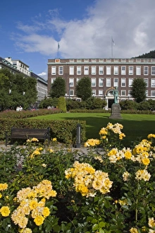 Bergen Prints: Edvard Grieg statue in Festplassen