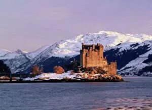 Images Dated 8th August 2008: Eilean Donan castle in winter