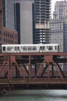 Images Dated 11th May 2008: An El train on the Elevated train system crossing Wells Street Bridge, Chicago