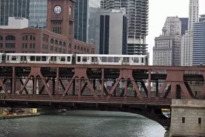 Images Dated 11th May 2008: An El train on the elevated train system crossing Wells Street Bridge, Chicago