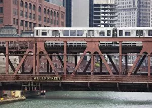 Images Dated 11th May 2008: An El train on the Elevated train system crossing Wells Street Bridge, Chicago