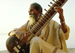 Portraiture Collection: Elderly man playing a sitar by the Ganges (Ganga) River