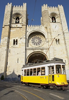 Eletrico (electric tram) in front of the Se Cathedral