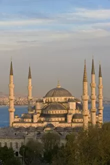 Images Dated 15th April 2008: Elevated view of the Blue Mosque (Sultan Ahmet) in Sultanahmet, overlooking the Bosphorus
