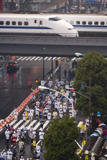 Images Dated 18th February 2007: Elevated view of runners competing in the 2007 Tokyo marathon